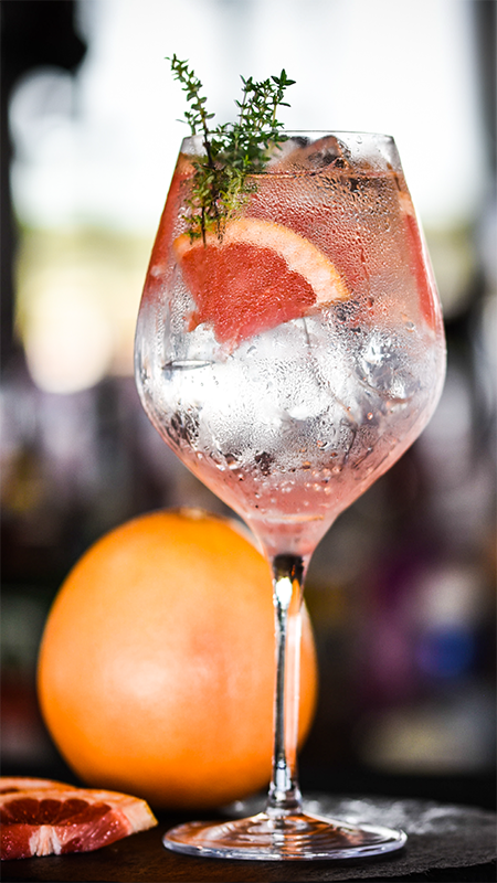 Gin Tonic Glas mit Eis und Grapefruit als Garnisch